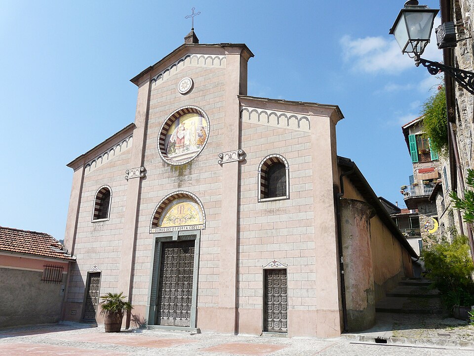 Architettura religiosa in pietra tipica dei borghi dell'entroterra ligure imperiese