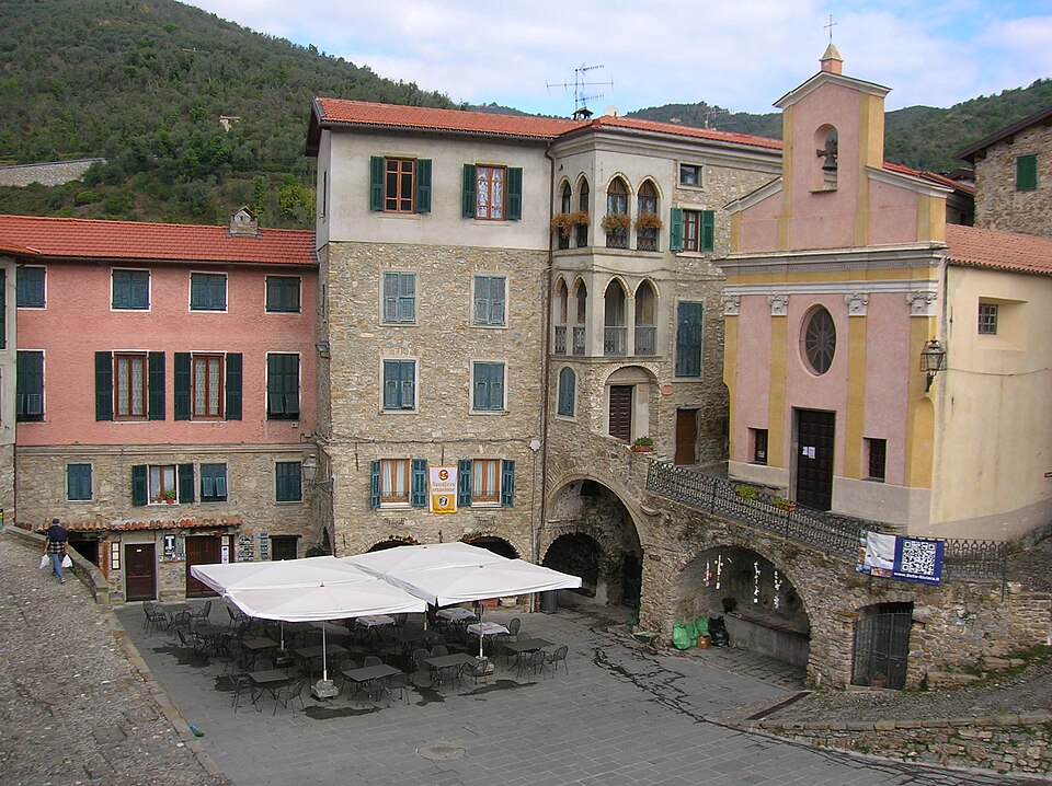 Piazza di borgo ligure dell'entroterra con architettura in pietra tipica della provincia di Imperia