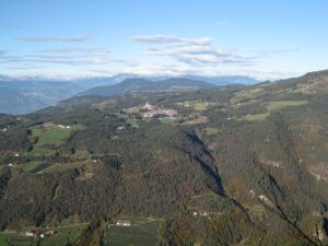 Das Dorf Aldein in Südtirol von Süden fotografiert (Nähe Hochwand am Cisloner Berg)