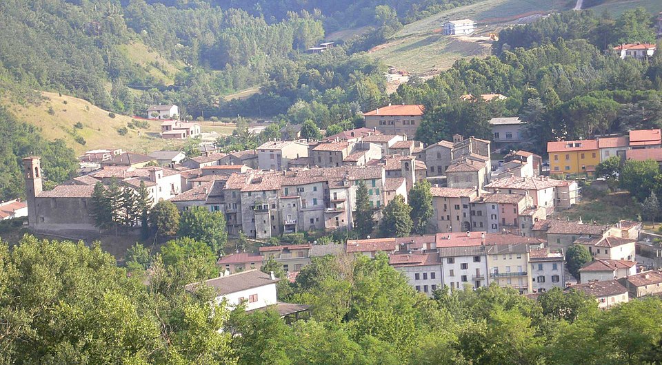 Panoramic view of Apecchio with terracotta rooftops and the Apennine hills in the background