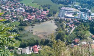 Il laghetto Cicogna ad Arcisate, in provincia di Varese, visto dal monte Crocino.
