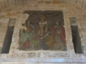 Tela rappresentante la crocifissione di Cristo risalente alla fine del cinquecento visibile sulla volta a botte dell'arc — Polignano a Mare