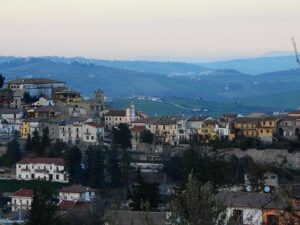 Panorama del borgo di Basciano con un buon tempo — Basciano