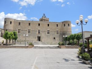 960px-Capestrano-CastelloPiccolomini_02-1-300x225.jpg