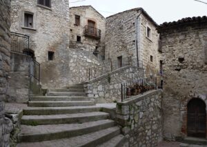 A glimpse of the historic center of Montelapiano, in the province of Chieti, Abruzzo. — Montelapiano