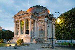 Il Tempio Voltiano di Como in una serata estiva — Como