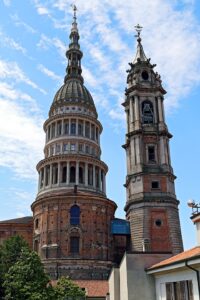La cupola e il campanile della Basilica di San Gaudenzio visti dagli uffici comunali.