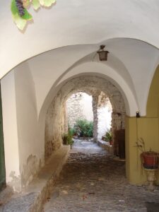 Autore Tony Frisina, 23 agosto 2007, Diano San Pietro (IM) - Una via del vecchio centro storico. — Diano San Pietro