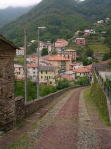 Strada che conduce al santuario Nostra Signora del Rosario presso Favale di Malvaro, Liguria, Italia — Favale di Malvaro