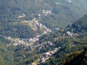 Panorama di Favale di Malvaro dal passo della Scoglina, Liguria, Italia — Favale di Malvaro