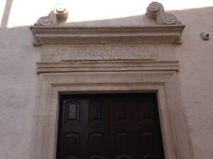 Inscription located on top of the entrance to Chiesa di S. Lorenzo in Altamura (Italy) MIRMIDONUM GENTI SIT LAUS SIT COE — Altamura