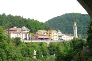 Panorama di Isola del Cantone. Sullo sfondo la stazione ferroviaria e a destra il campanile della chiesa di San Michele — Isola del Cantone