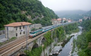 Treno Intercity trainato da una E.656 sulla vecchia linea dei Giovi presso Isola del Cantone — Isola del Cantone