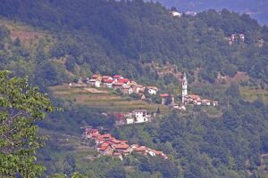 Vista della frazione di Bertassi del comune di Ottone (PC) - Italia.