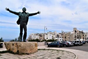 Statua di Modugno a Polignano — Polignano a Mare