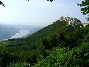 Monteferrante and the Bomba's lake, province of Chieti, Abruzzo, Italy — Monteferrante