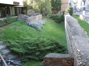 Resti delle mura romane in Piazza Cavour a Novara, Piemonte, Italia