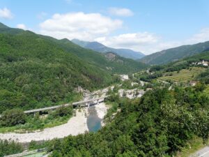 Panorama del fiume Trebbia nel territorio di Ottone, Emilia-Romagna, Italia