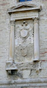 Edicola sulla facciata est della Torre di Martinsicuro, a Martinsiucro, Teramo, Abruzzo, Italia — Martinsicuro