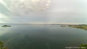 Capodimonte ( VT ) - Isola Bisentina a sinistra, isola Martana sullo sfondo, il paese di Capodimonte a destra e non può