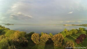 Capodimonte ( VT) - Dalla sinistra Isola Bisentina alla Destra il paese di Capodimonte