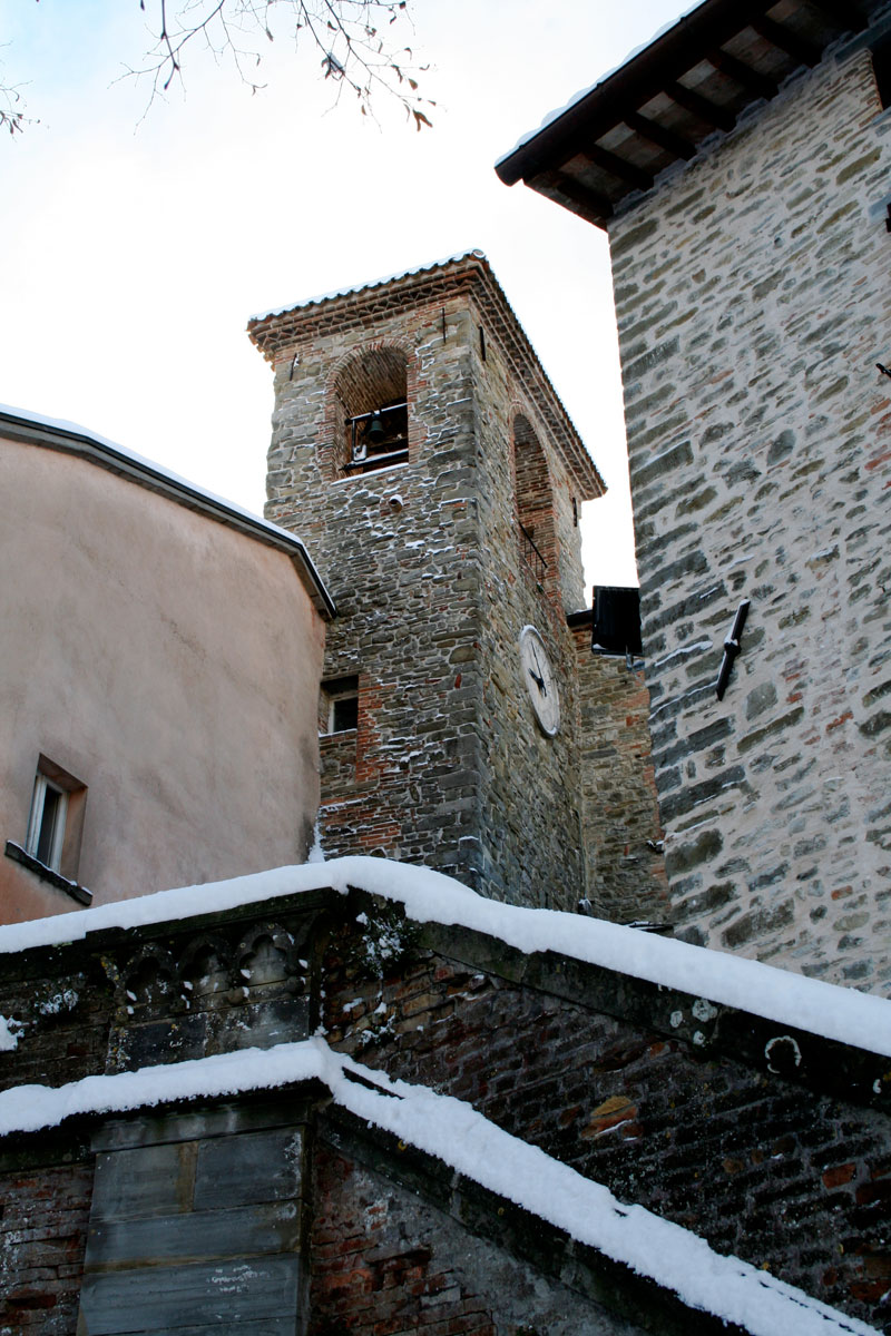 Il Campanone, the historic bell tower of Apecchio rising above the village rooftops