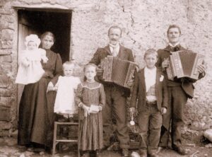 Fotografia del XIX secolo ritraente la famiglia Cereghino di Favale di Malvaro, Liguria, Italia — Favale di Malvaro