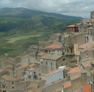 Gangi (PA), La parte bassa del paese con al centro la chiesa del SS. Salvatore — Gangi