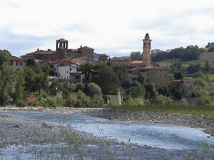 Travo visto da sud sul fiume Trebbia (foto di Archenzo)